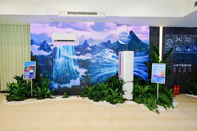 张朝阳现身AWE海信空调展台邂逅聪明风“找不到风口”！